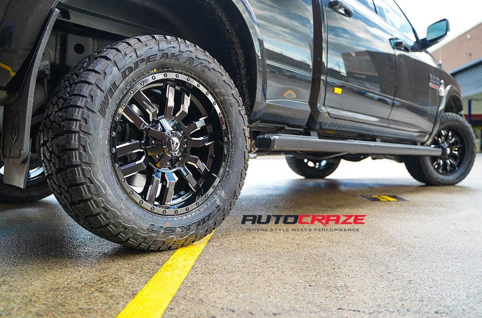 DODGE-RAM-SLEDGE-GLOSS-BLACK-MILLED-ACCENTS